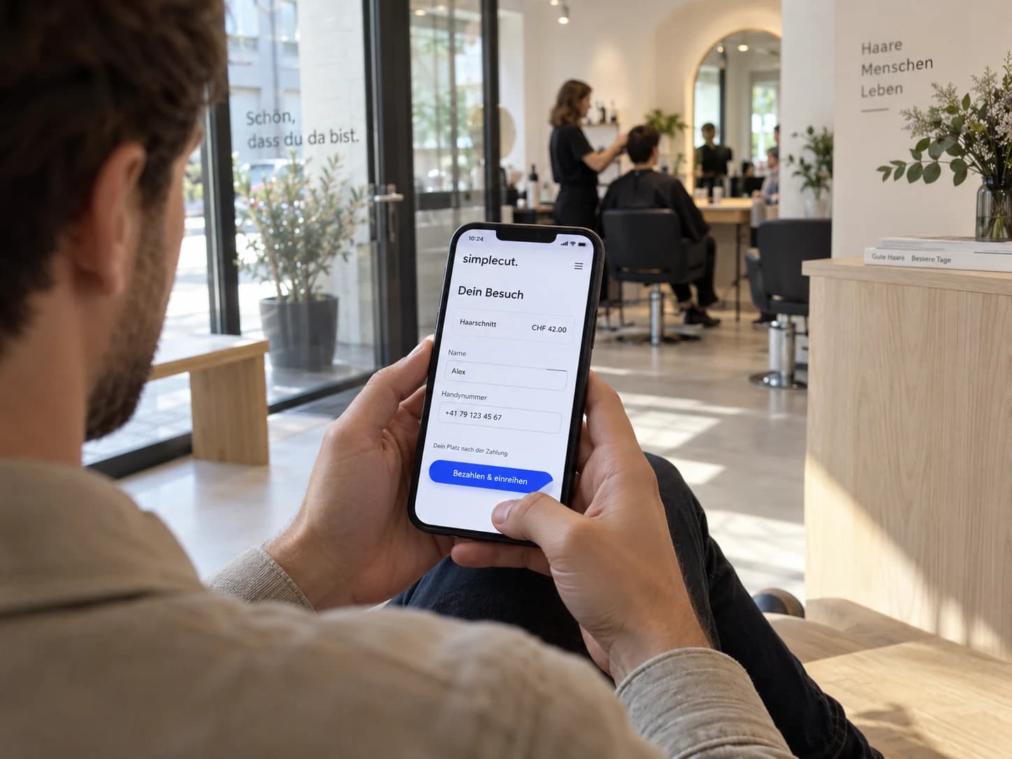 Ein Kunde wählt auf seinem Smartphone den Haarschnitt und checkt im Salon mit Name, Handynummer und Online-Zahlung ein.